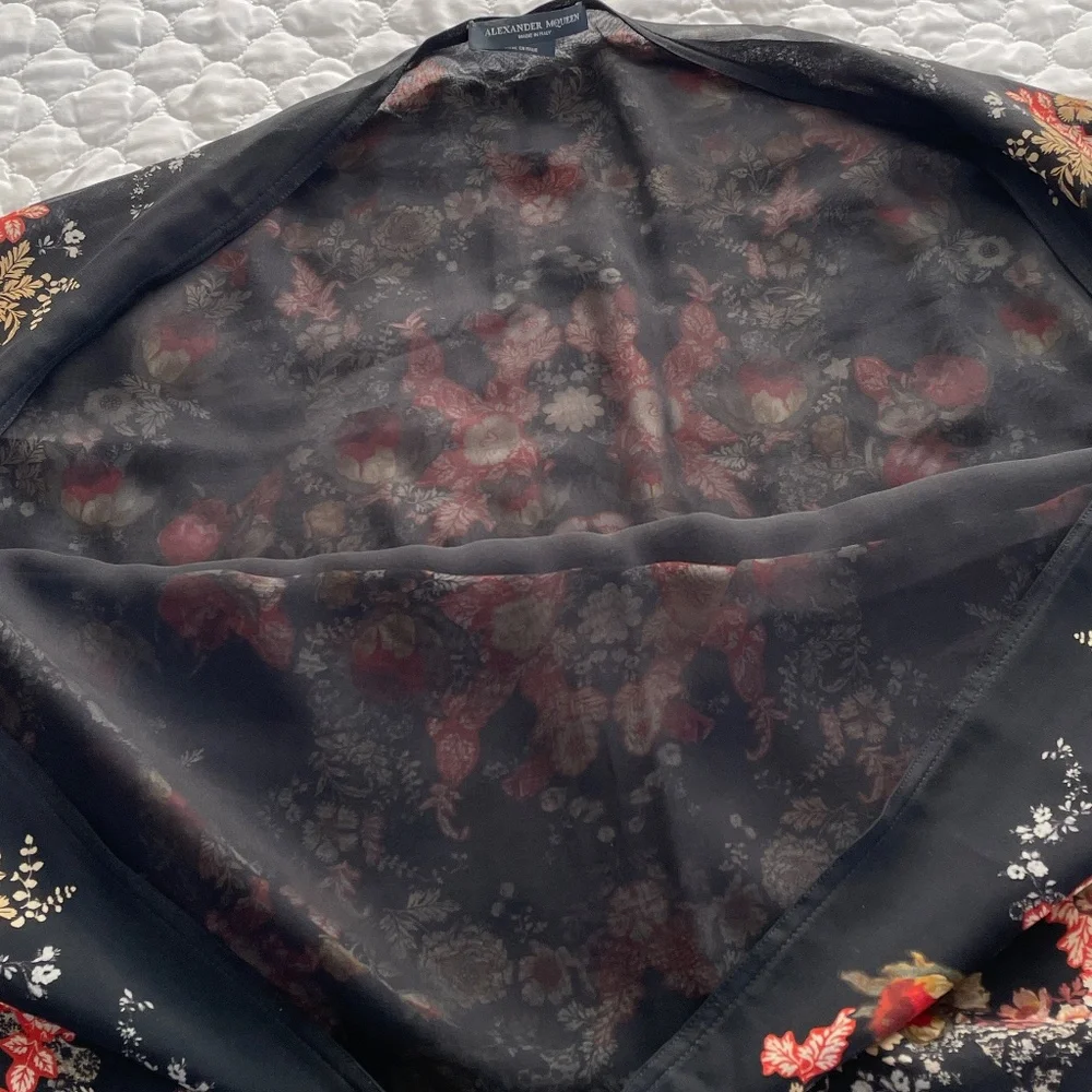Alexander McQueen 100% Silk Made in Italy Floral Shawl - Picture 4 of 6